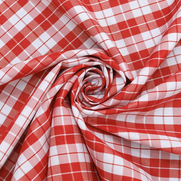 Rot-weiß karierter Stoff in gewickelter Form