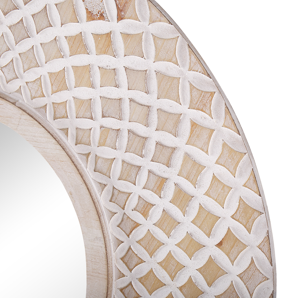 Detailansicht eines runden Spiegels mit Holzrahmen und geometrischem Muster