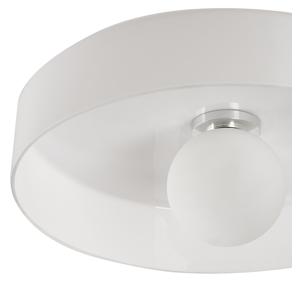 Nahaufnahme einer weißen Deckenleuchte mit runder Glühbirne