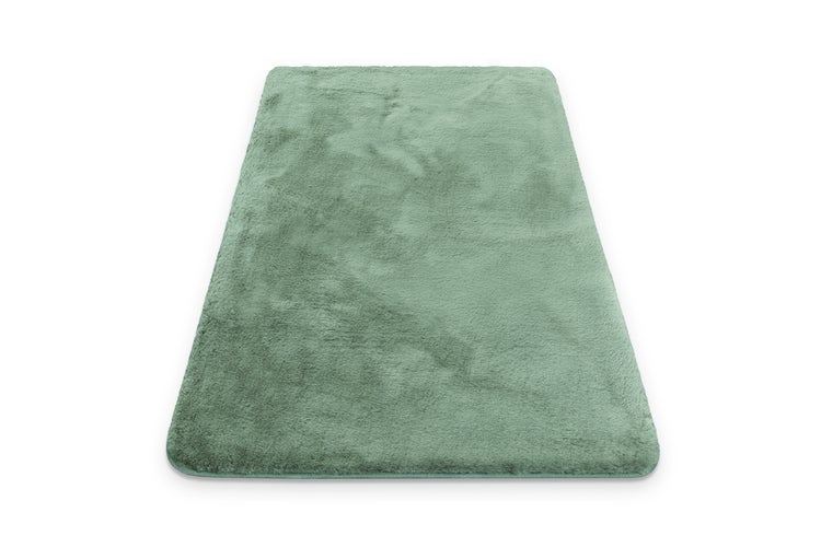 Grüner, rechteckiger Teppich aus weichem Hochflor-Material.