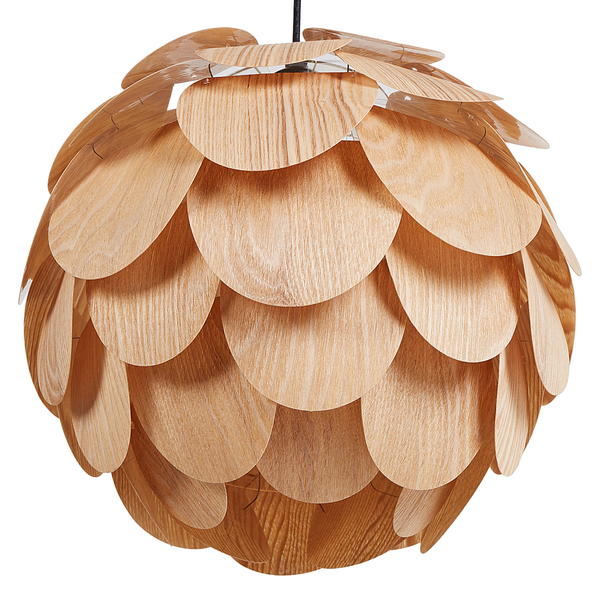 Kugelförmige Pendelleuchte aus überlappenden Holzplättchen.