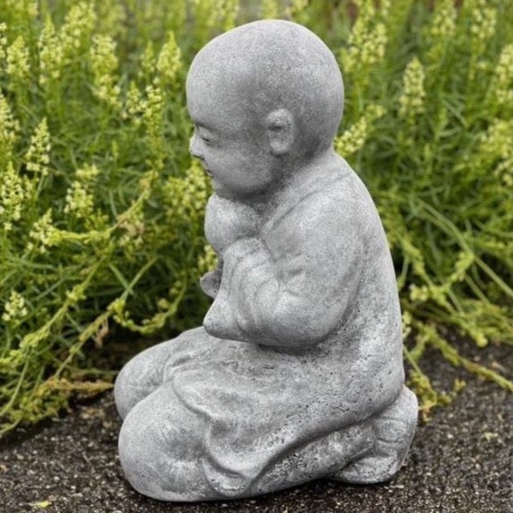 Gartenfigur Buddha Kind kniend aus Stein für die Gartendekoration