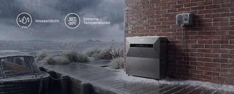 Anker SOLIX Heimspeicher an Ziegelwand bei Regen und Schnee. Wasserdicht IP66, temperaturbeständig von minus 20 bis 55 Grad Celsius.