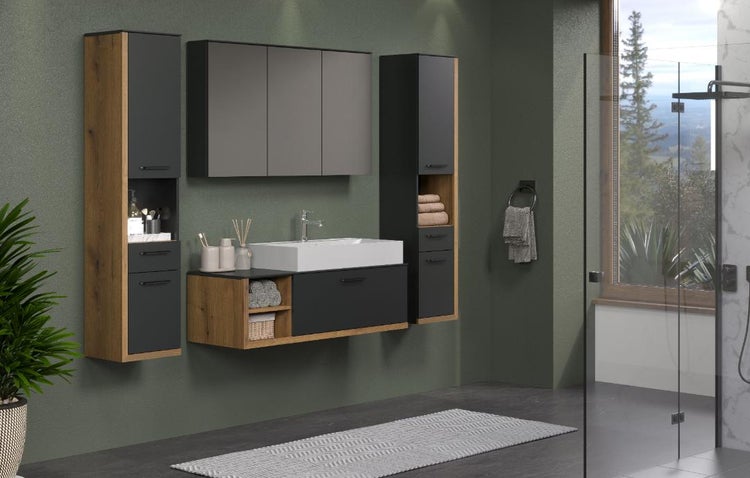 Badezimmer mit Waschtisch, Spiegelschrank und Hochschränken in Holzoptik