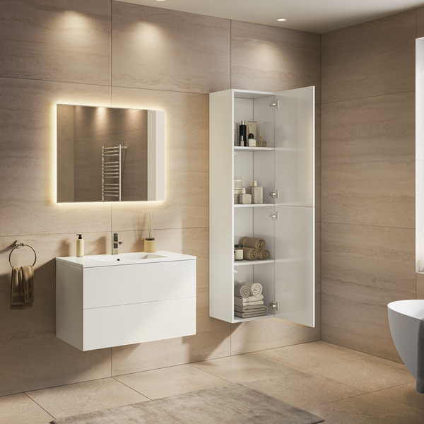 Modernes Badezimmer mit weißem Waschtischunterschrank, beleuchtetem Wandspiegel und hohem Hochschrank vor gefliesten Wänden.