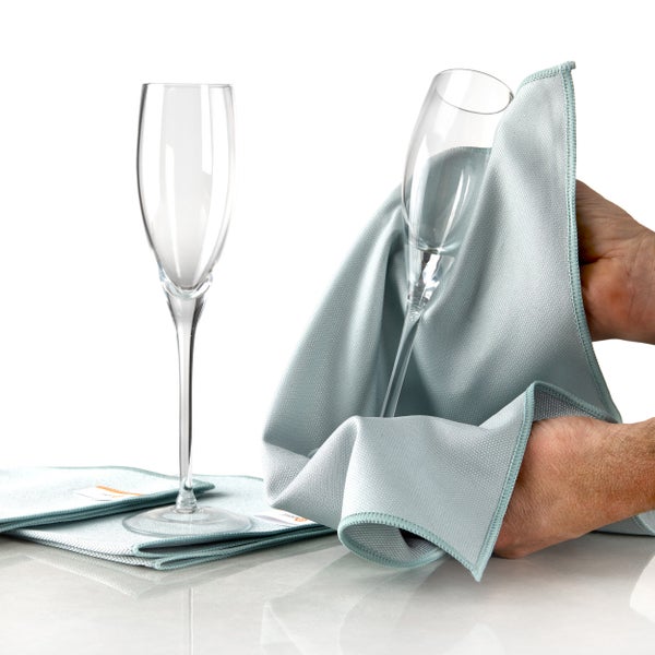 Zwei Sektgläser und ein Mikrofasertuch zum Polieren
