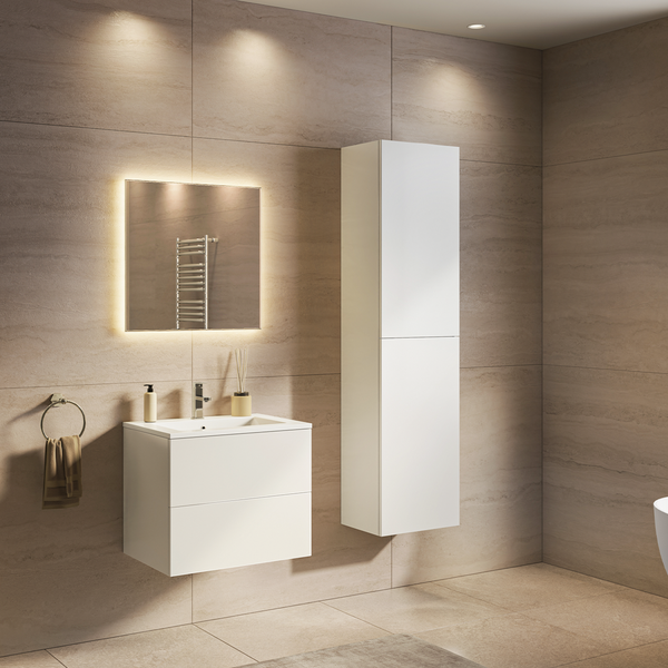 Modernes Badezimmer mit wandhängendem Waschtisch, hohem Badschrank, beleuchtetem Spiegel und hellen Fliesen in einem minimalistischen Stil.