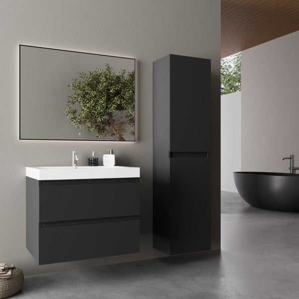 Modernes, minimalistisches Badezimmer mit dunklem Waschtischunterschrank, weißem Waschbecken, Hochschrank, beleuchtetem Spiegel und freistehender Badewanne.