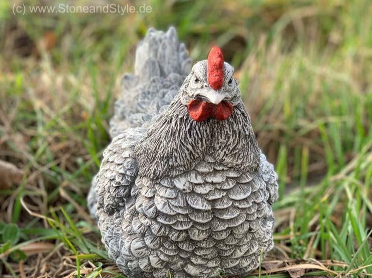 Gartenfigur Huhn aus Steinguss, sitzend im Gras