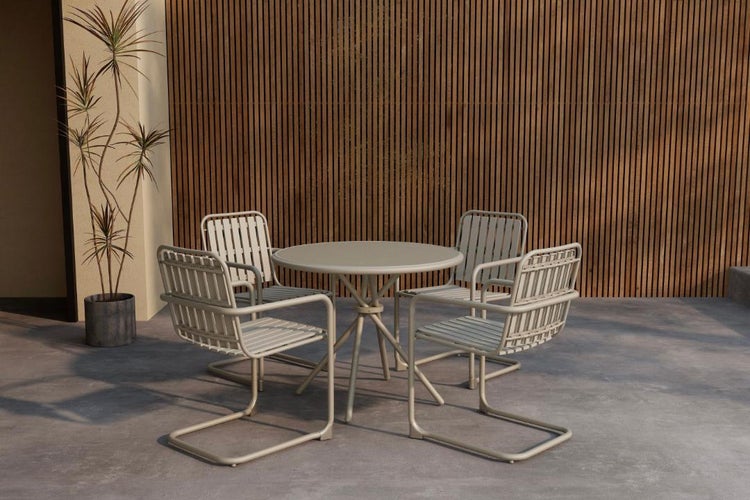Moderne Gartenmöbelgruppe aus Metall mit rundem Tisch und vier Stühlen auf einer hellen Terrasse mit Holzlamellenwand.