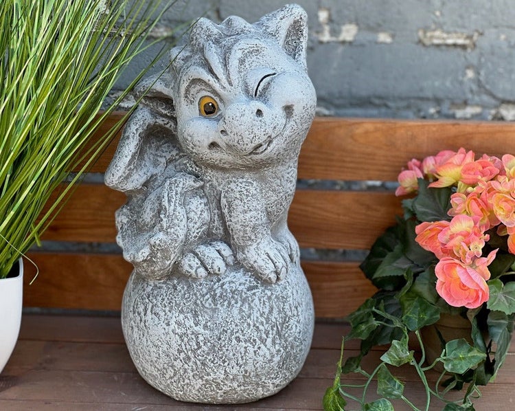 Gartenfigur kleiner Drache auf Kugel in Steinoptik, dekorative Steinguss-Figur für den Außenbereich.