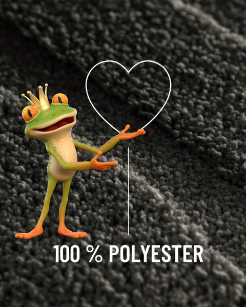Frosch-Maskottchen mit Krone zeigt auf ein Herzsymbol auf einem Teppich mit dem Text 100 Prozent Polyester.