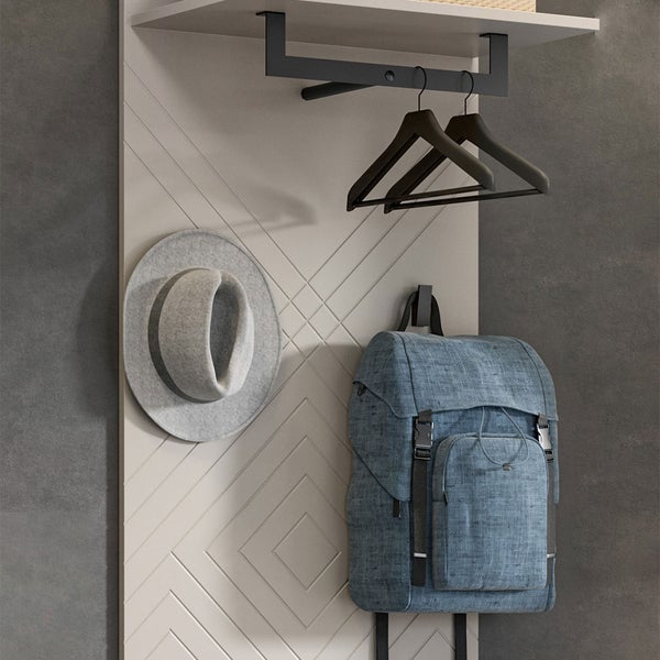 Modernes Garderobenpaneel mit geometrischem Rautenmuster, Hut, Rucksack und Kleiderbügeln an einer schwarzen Metallschiene.