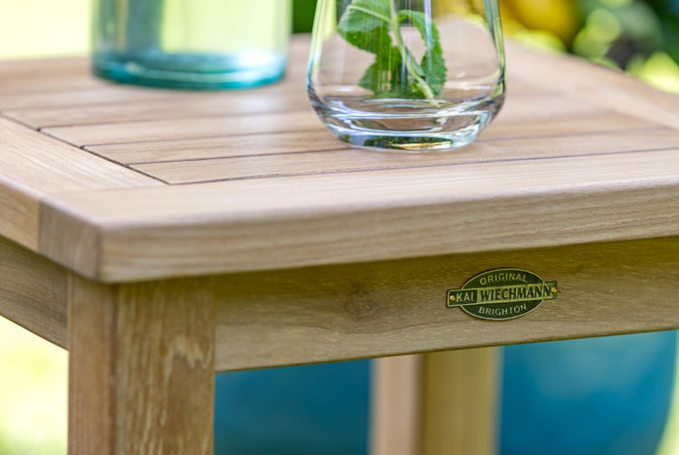 Gartenschere aus Edelstahl im Einsatz beim Beschneiden einer Pflanze