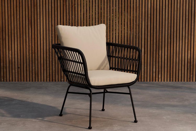 Geflochtener Rattansessel mit Kissen für den Garten