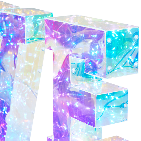 Nachttischlampe mit blauem Keramikfuß und Lampenschirm auf einem Beistelltisch neben einem Bett