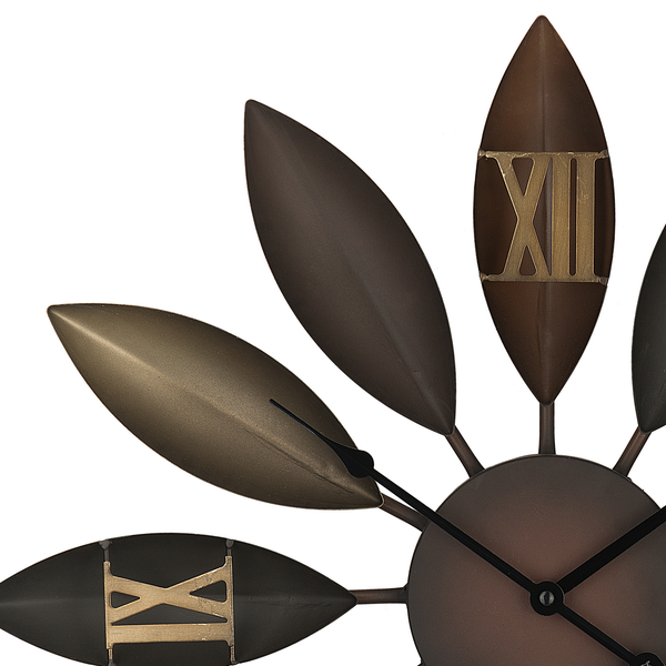 Dekorative Wanduhr im Blattdesign mit römischen Ziffern