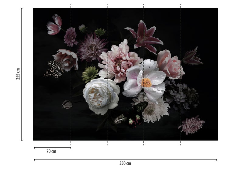 Fototapete mit Blumen und Schmetterlingen auf dunklem Hintergrund, 350 mal 255 Zentimeter, bestehend aus 5 Bahnen zu je 70 Zentimeter.