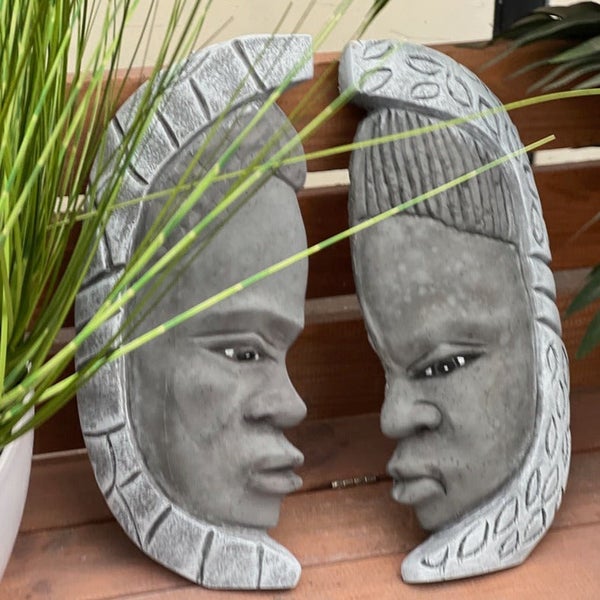 Zwei dekorative Wandmasken aus Beton mit geschnitzter Struktur als stilvolles Wandbild für den Innen und Außenbereich