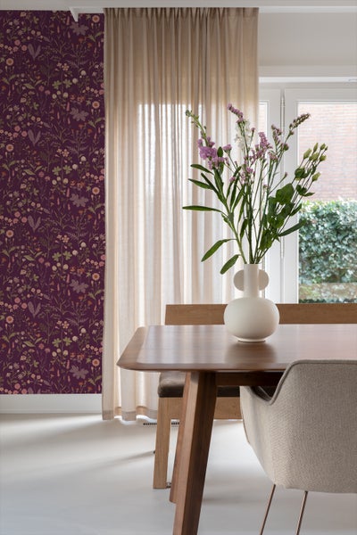 Wohnraum mit geblümter Tapete, Vorhang, Esstisch, Stuhl und Blumen in Vase