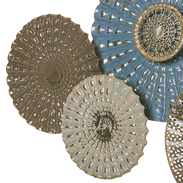 Dekorative Wandkunst mit floralen Metallornamenten