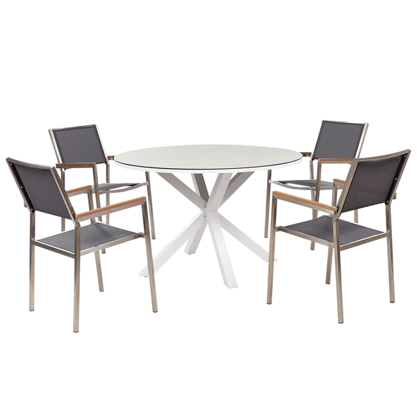 Gartenmöbel-Set mit rundem Tisch, weißem Gestell und vier Metallstühlen mit dunkelgrauer Textilbespannung und Armlehnen aus Holz.