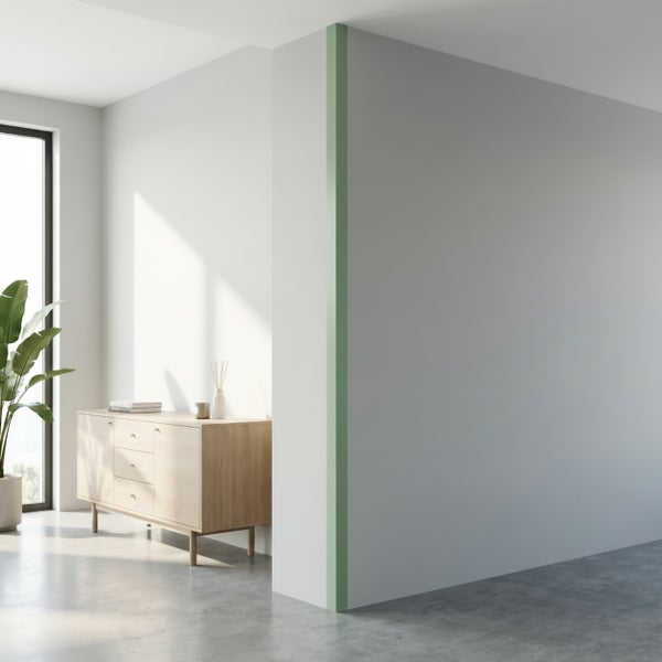 Modernes Wohnzimmer mit heller Wandgestaltung, hölzernem Sideboard, Zimmerpflanze und bodentiefem Fenster in minimalistischem Design.