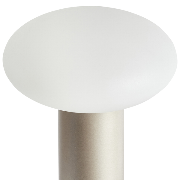 Tischleuchte mit kugelförmigem Lampenschirm