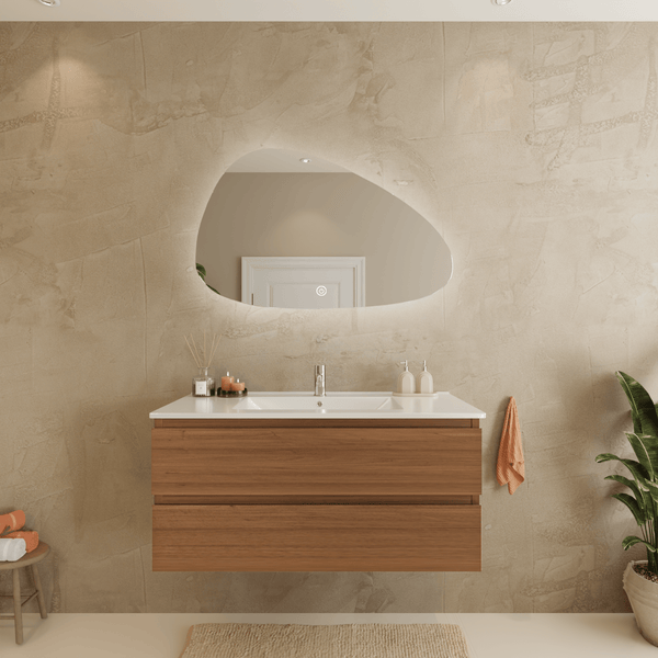 Modernes Badezimmer mit wandhängendem Waschtisch in Holzoptik und organisch geformtem LED Spiegel vor einer strukturierten Wand.
