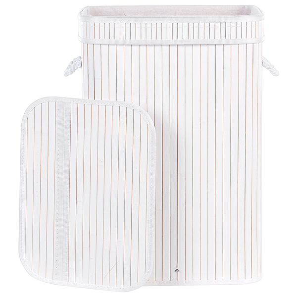Weißer Wäschekorb aus Bambuslamellen mit Deckel und Seilgriffen.