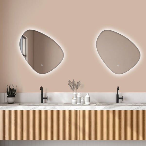 Modernes Badezimmer mit zwei asymmetrischen LED Spiegeln über einem Doppelwaschtisch mit Holzunterschrank und schwarzen Armaturen.