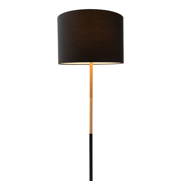 Stehleuchte im Wohnzimmer mit Holzbeistelltisch und Sofa