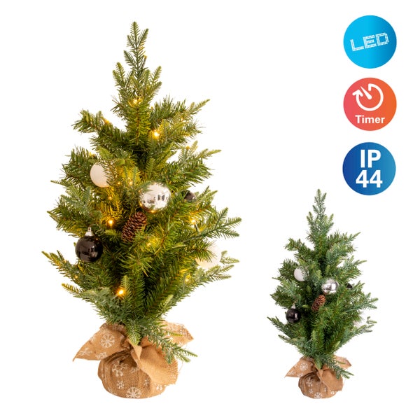 Dekorierter Weihnachtsbaum mit Beleuchtung und Kugeln im Jutesack