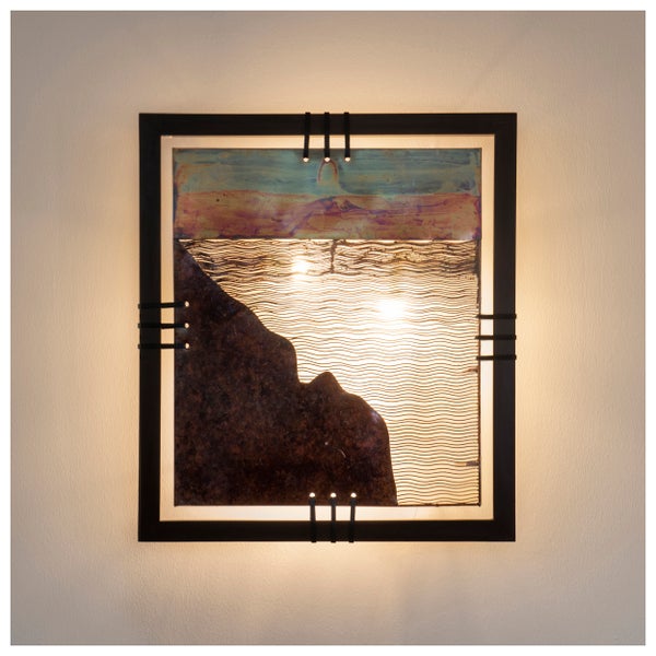 Dekorative Wandleuchte mit abstraktem Motiv in einem schwarzen Rahmen