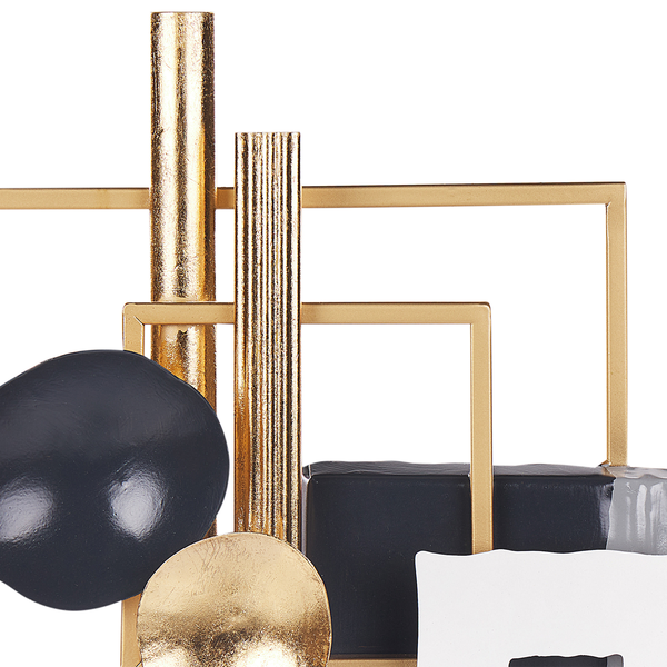 Dekorative Wandskulptur mit geometrischen Formen und goldenen Akzenten