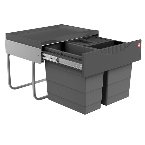 Ausziehbares Abfalltrennsystem für Küchenschränke mit zwei grauen Eimern auf Metallschienen und Hailo Logo.