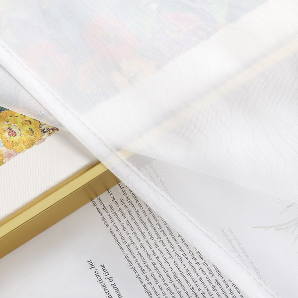 Nahaufnahme eines transparenten Vorhangs mit Text