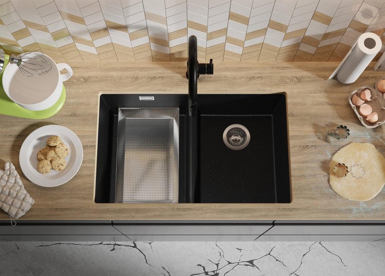 Küchenszene mit Spüle, Armatur und Backzutaten auf einer Arbeitsplatte