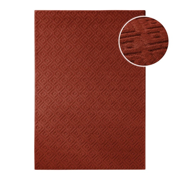 Rechteckiger, rostbrauner Teppich mit geometrischem Rautenmuster und Reliefstruktur, inklusive Detailansicht der weichen Oberfläche.