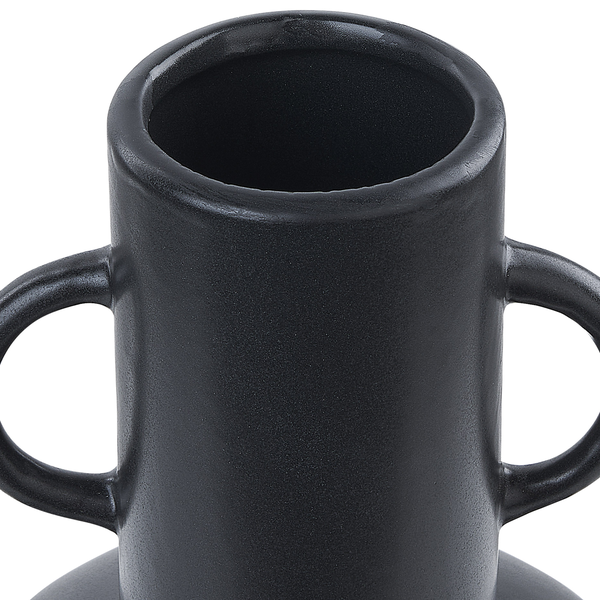 Schwarze Keramikvase mit zwei Henkeln und matter Oberfläche.