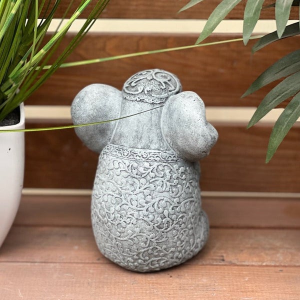 Dekorative Gartenfigur Elefant aus Stein mit filigranen Ornamenten als Gartendekoration.