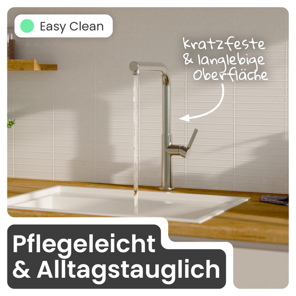 Spültischarmatur mit fließendem Wasser in moderner Küche