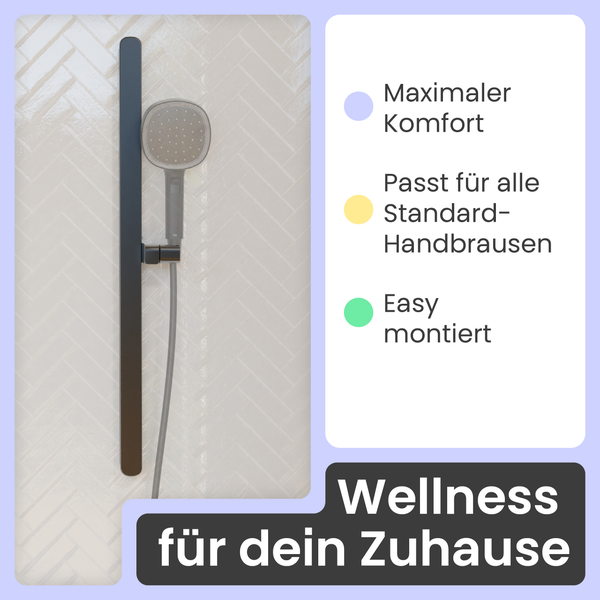 Schwarze Duschstange mit Handbrause an Fliesenwand. Text: Maximaler Komfort, passend für Standard-Handbrausen, einfache Montage, Wellness für zu Hause.