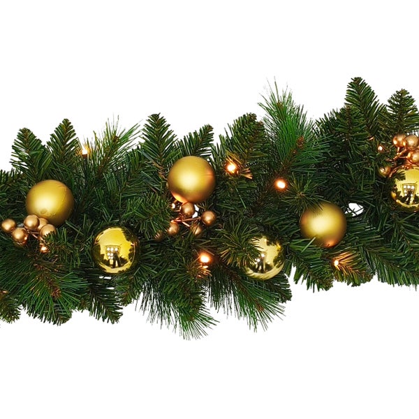 Dekorative Tannengirlande mit Kugeln und Beleuchtung