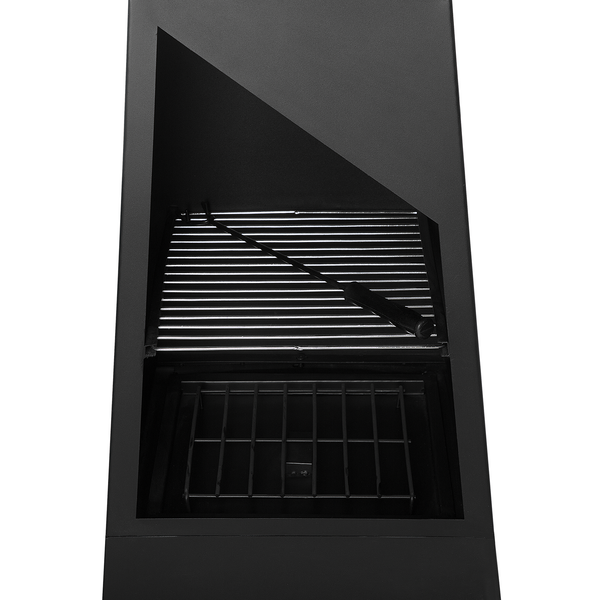 Schwarzer Gartenkamin aus Metall mit Grillrost und Schürhaken.