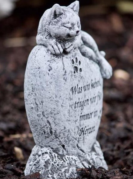 Gedenkstein für Haustiere in Herzform mit liegender Katze und Pfotenabdruck sowie Trauerspruch als dekorative Gartenfigur aus Steinguss