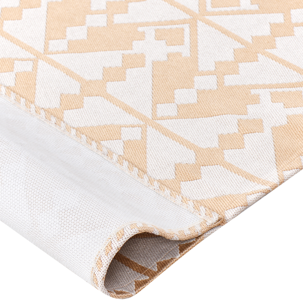 Beiger Teppich mit geometrischem Muster und umgeschlagener Ecke zur Ansicht der Rückseite.
