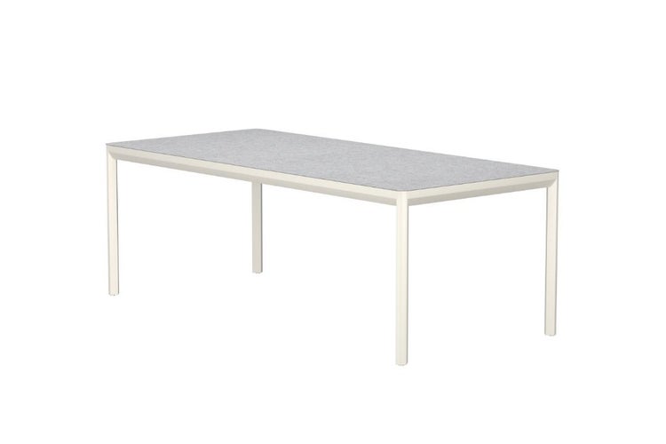 Rechteckiger Tisch mit einer Platte