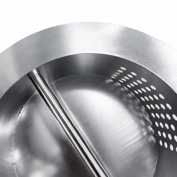 Detailansicht einer Feuerstelle aus Edelstahl mit Luftlöchern und Querstange