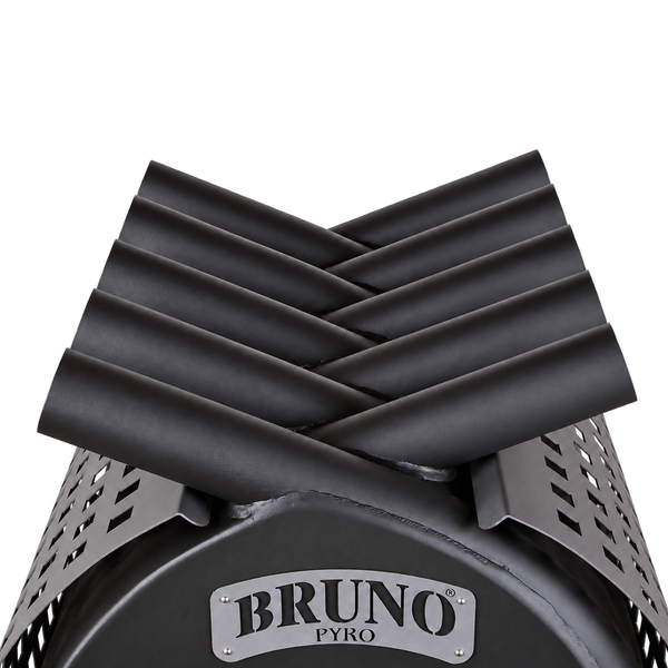 Detailansicht der markanten Konvektionsrohre und des Firmenlogos am Bruno Pyro Kaminofen.